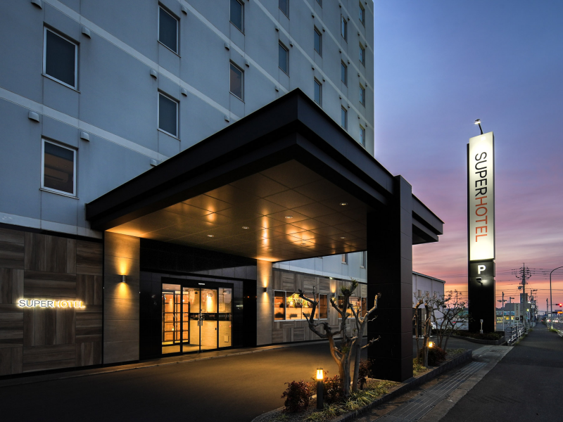 スーパーホテル四国中央の三島川之江ICから車で1分の好立地、駐車場も完備