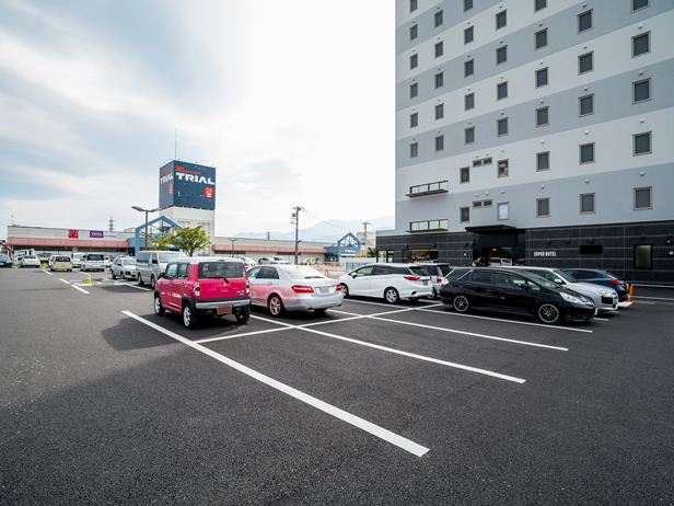 スーパーホテル山梨・南アルプスの無料駐車場　約200台