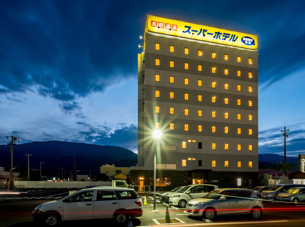 スーパーホテル山梨・南アルプスの南アルプスICから車で6分の好立地、駐車場も完備