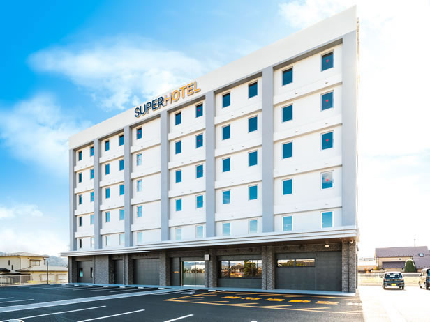 スーパーホテル長野・飯田インターの飯田ICから車で約4分の好立地、駐車場も完備