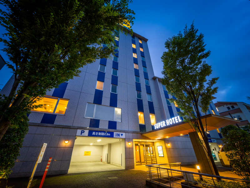 スーパーホテル東京・亀戸の錦糸町ICから車で5分の好立地、駐車場も完備