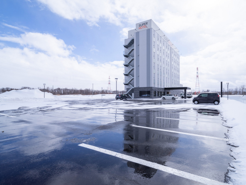 スーパーホテル石狩の車でも困らない無料駐車場をご用意