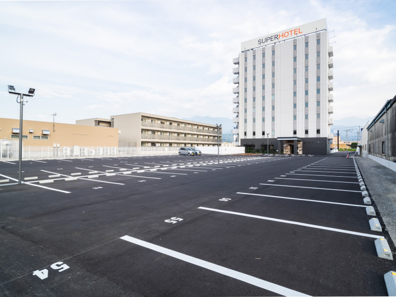 天然温泉 石鎚の湯 スーパーホテル伊予西条のいよ西条ICから車で12分の好立地、駐車場も完備