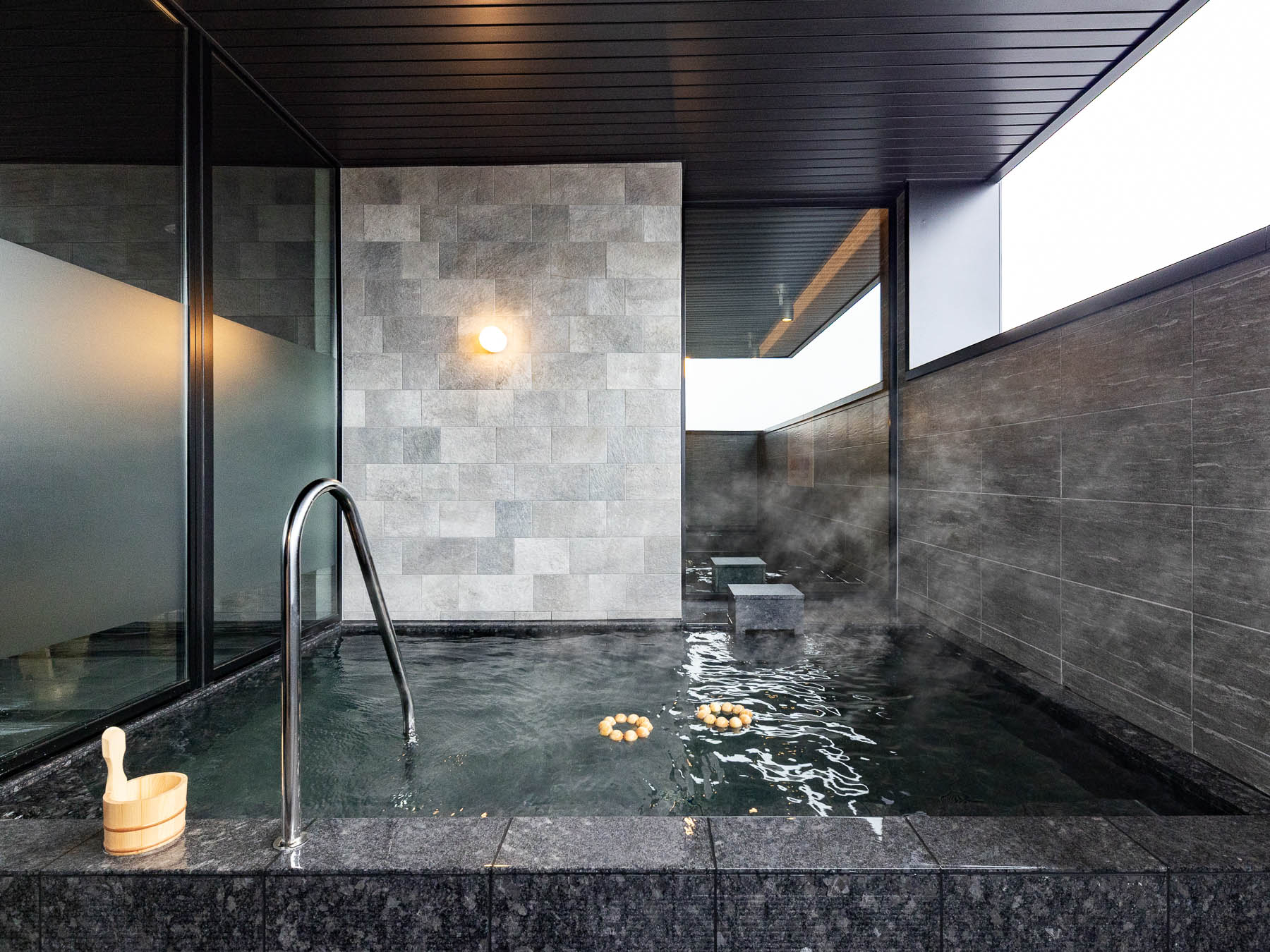 Premier阿蘇熊本空港の天然温泉の半露天風呂