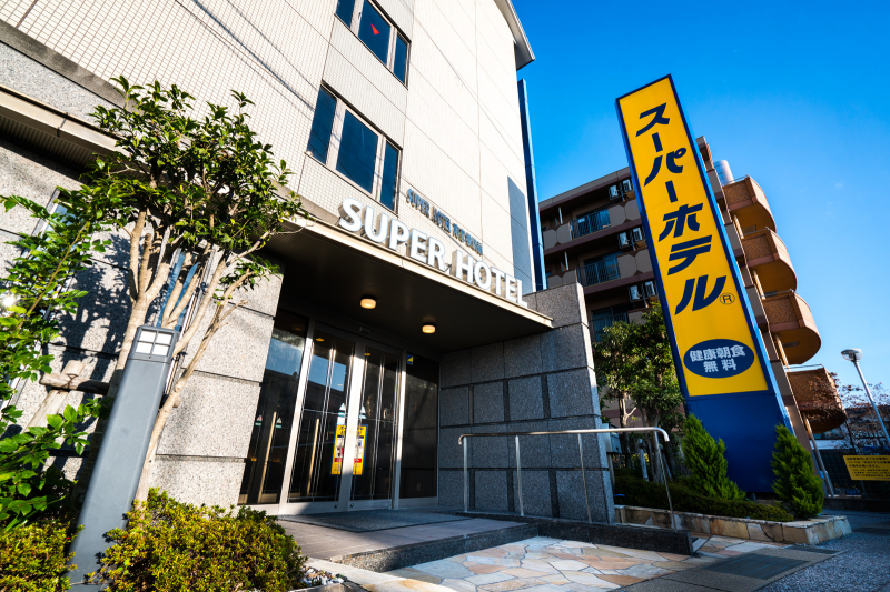 スーパーホテル南彦根駅前の彦根ICから車で10分の好立地、駐車場も完備