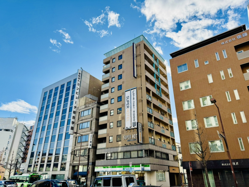 スーパーホテル神戸の生田川ICから車で6分の好立地、駐車場も完備