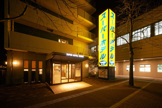 スーパーホテル出雲駅前の出雲ICから車で13分の好立地、駐車場も完備
