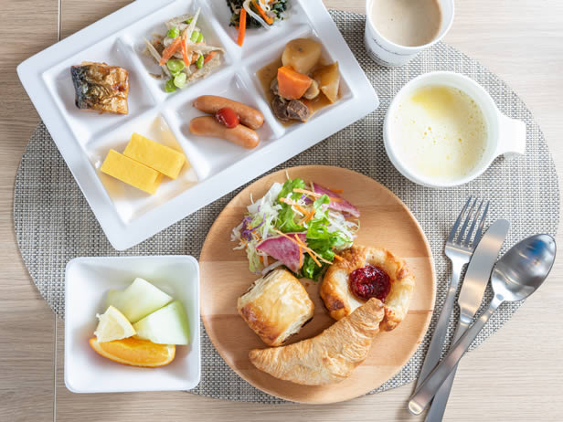 焼立てパン健康朝食（無料）